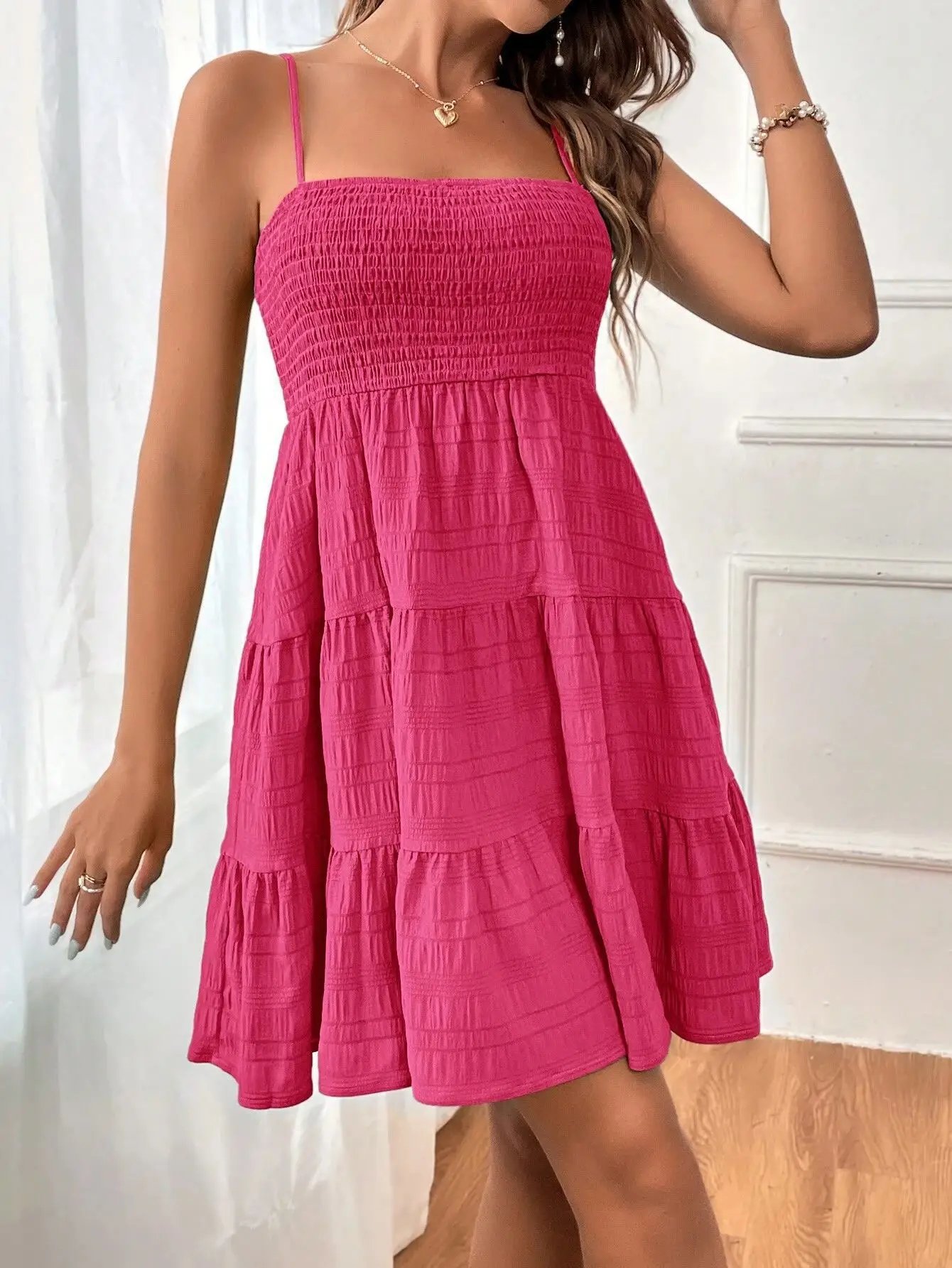 Robe d'été pour femmes, nouvelle collection, décolleté une ligne, bretelles fines, couleur unie, texture polyvalente