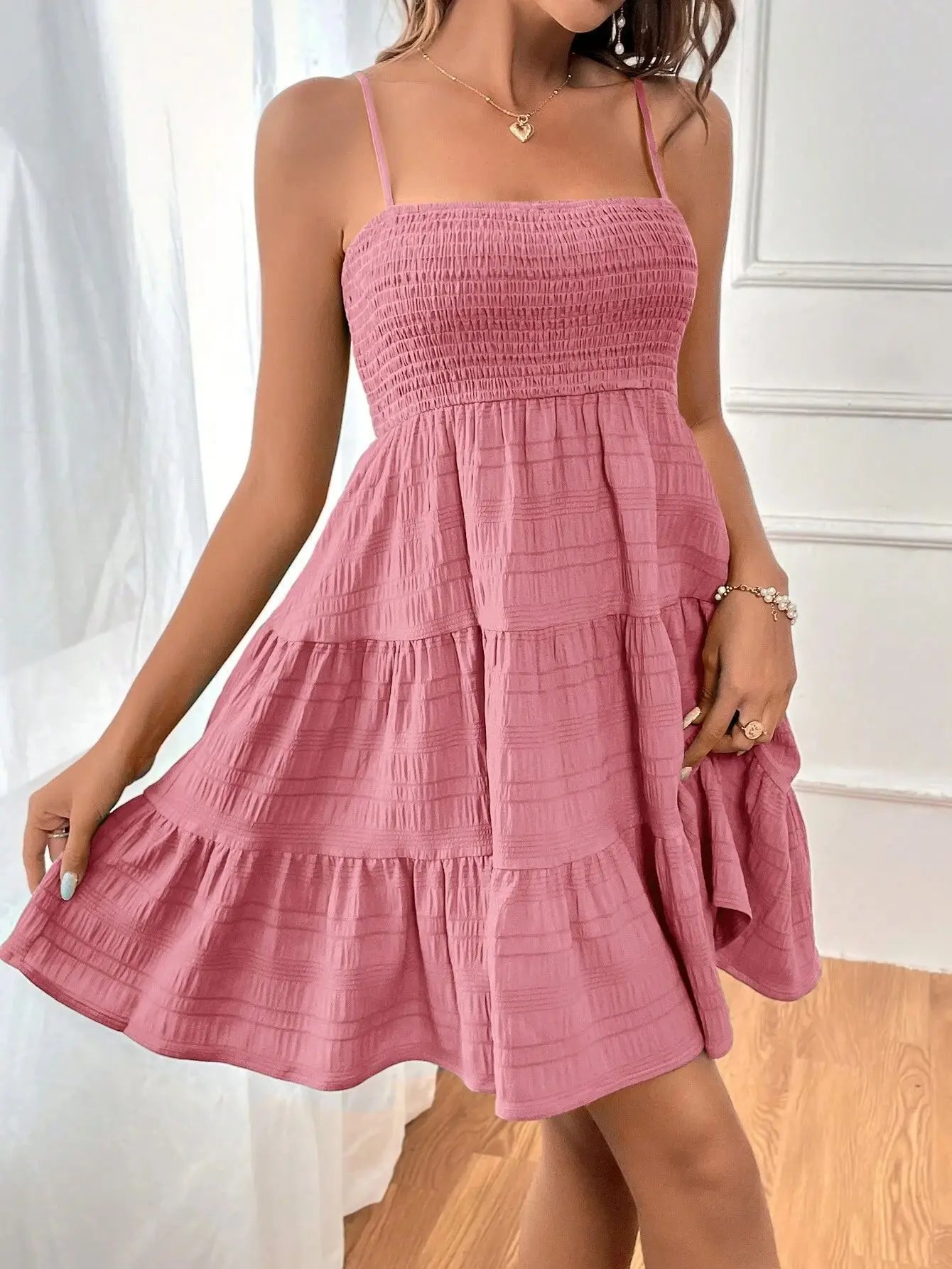 Robe d'été pour femmes, nouvelle collection, décolleté une ligne, bretelles fines, couleur unie, texture polyvalente