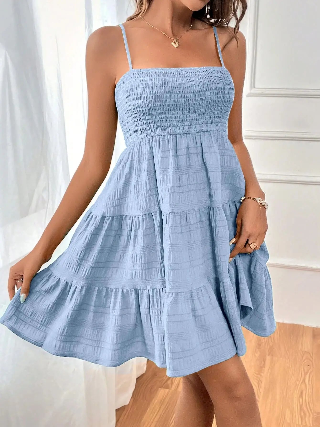 Robe d'été pour femmes, nouvelle collection, décolleté une ligne, bretelles fines, couleur unie, texture polyvalente