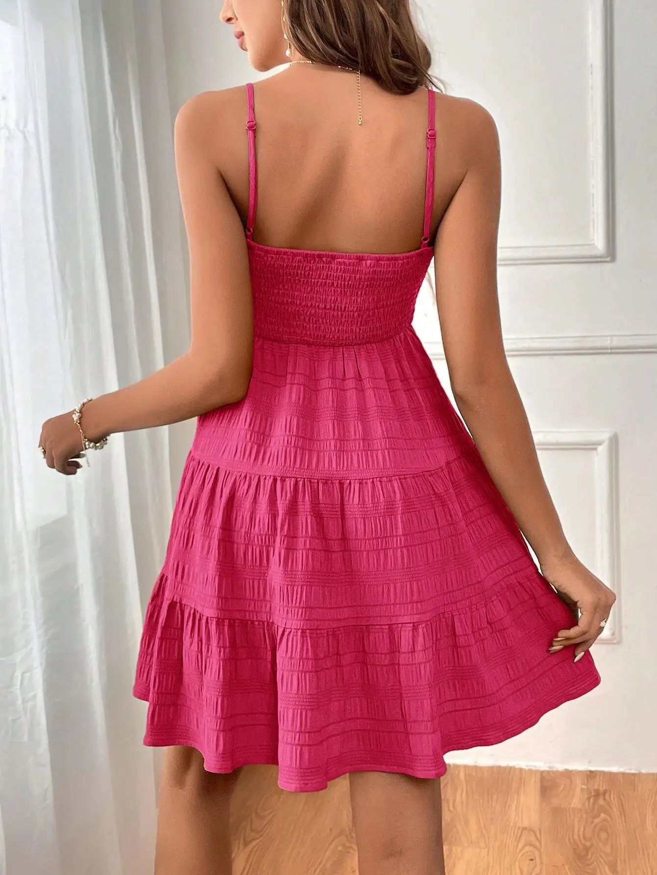 Robe d'été pour femmes, nouvelle collection, décolleté une ligne, bretelles fines, couleur unie, texture polyvalente