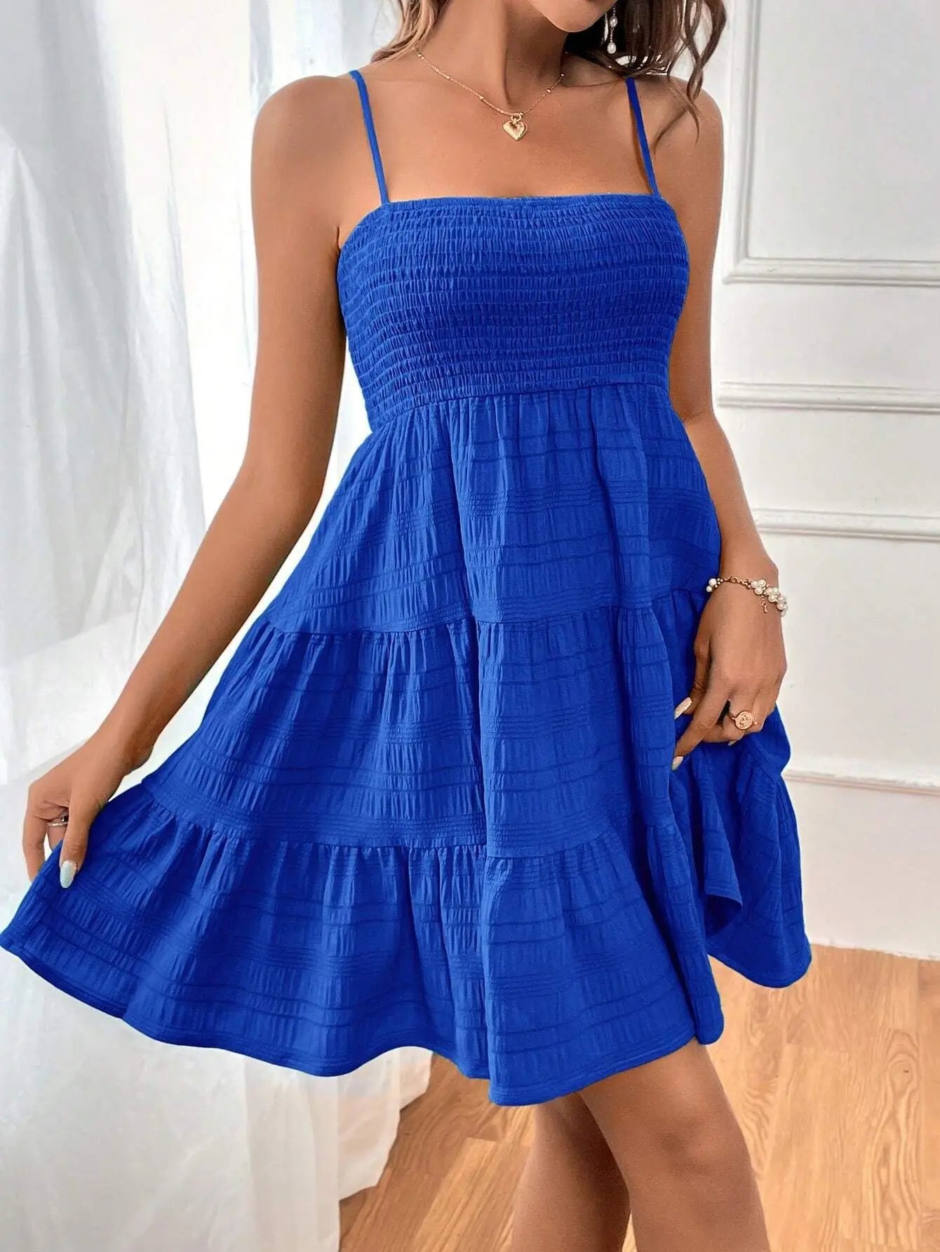 Robe d'été pour femmes, nouvelle collection, décolleté une ligne, bretelles fines, couleur unie, texture polyvalente
