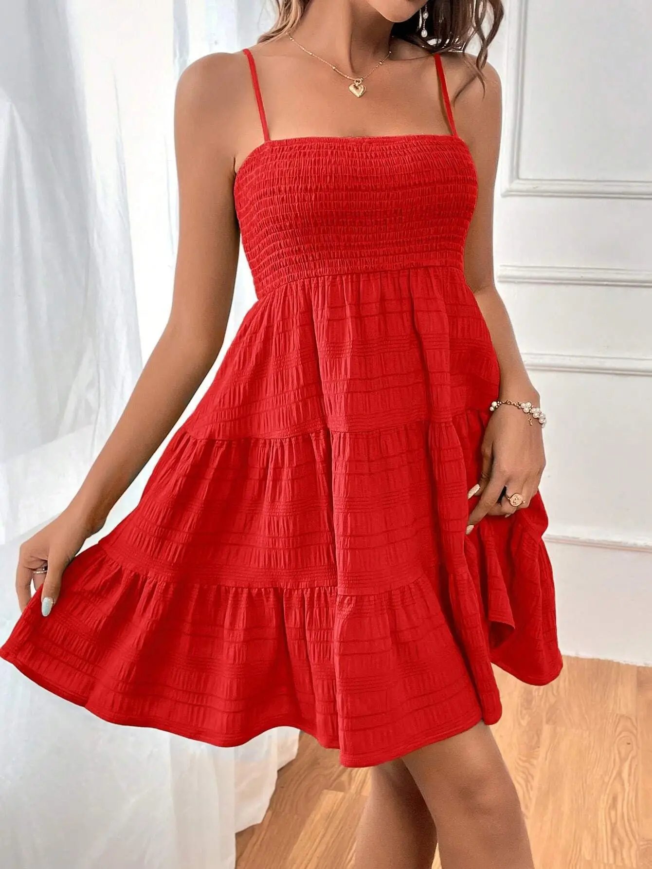 Robe d'été pour femmes, nouvelle collection, décolleté une ligne, bretelles fines, couleur unie, texture polyvalente
