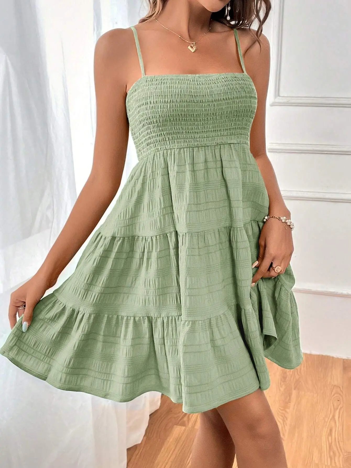 Robe d'été pour femmes, nouvelle collection, décolleté une ligne, bretelles fines, couleur unie, texture polyvalente