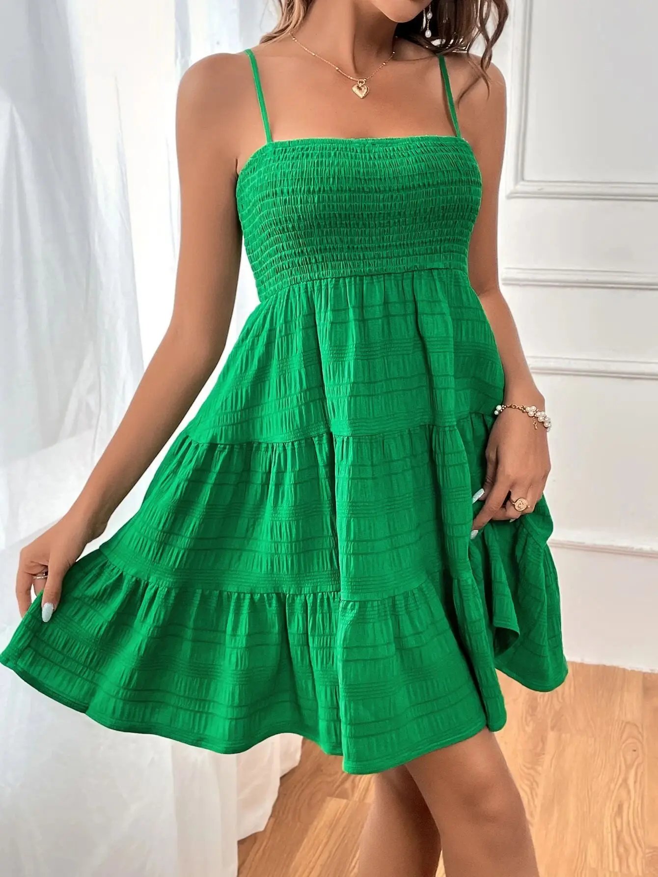 Robe d'été pour femmes, nouvelle collection, décolleté une ligne, bretelles fines, couleur unie, texture polyvalente