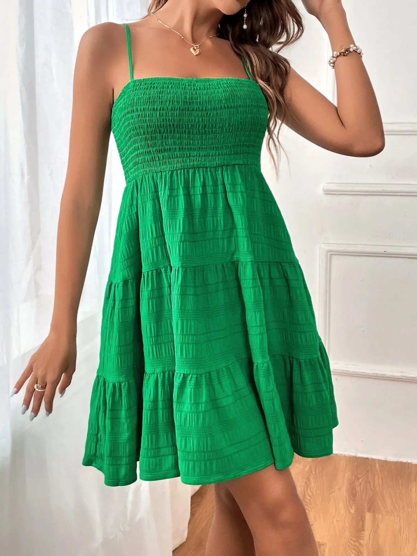 Robe d'été pour femmes, nouvelle collection, décolleté une ligne, bretelles fines, couleur unie, texture polyvalente