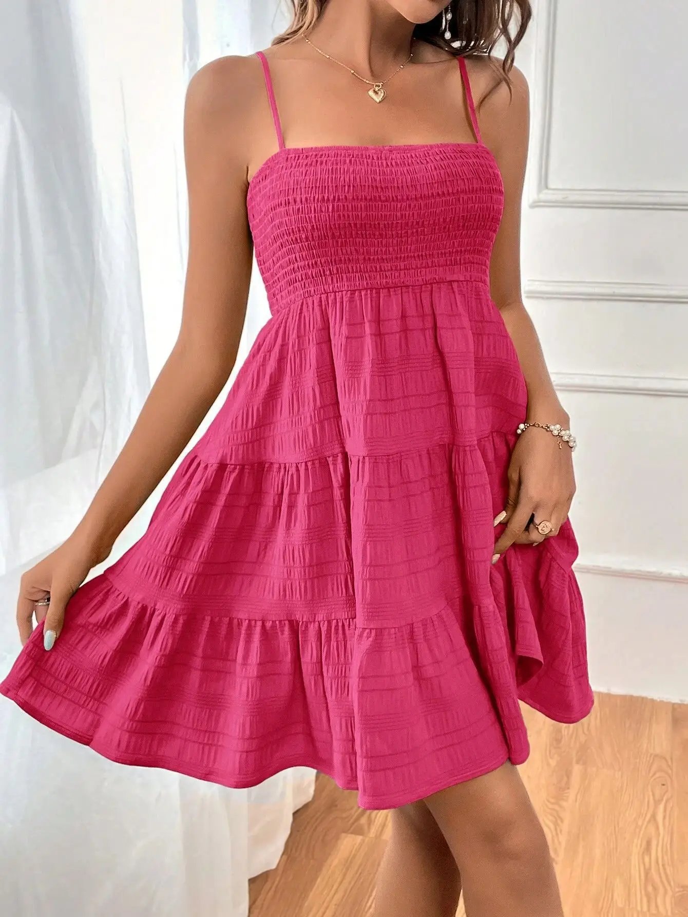 Robe d'été pour femmes, nouvelle collection, décolleté une ligne, bretelles fines, couleur unie, texture polyvalente