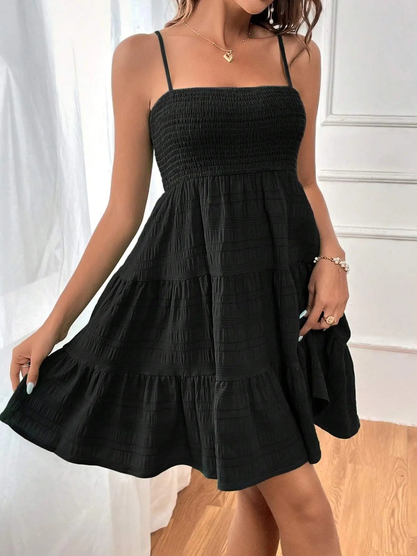 Robe d'été pour femmes, nouvelle collection, décolleté une ligne, bretelles fines, couleur unie, texture polyvalente