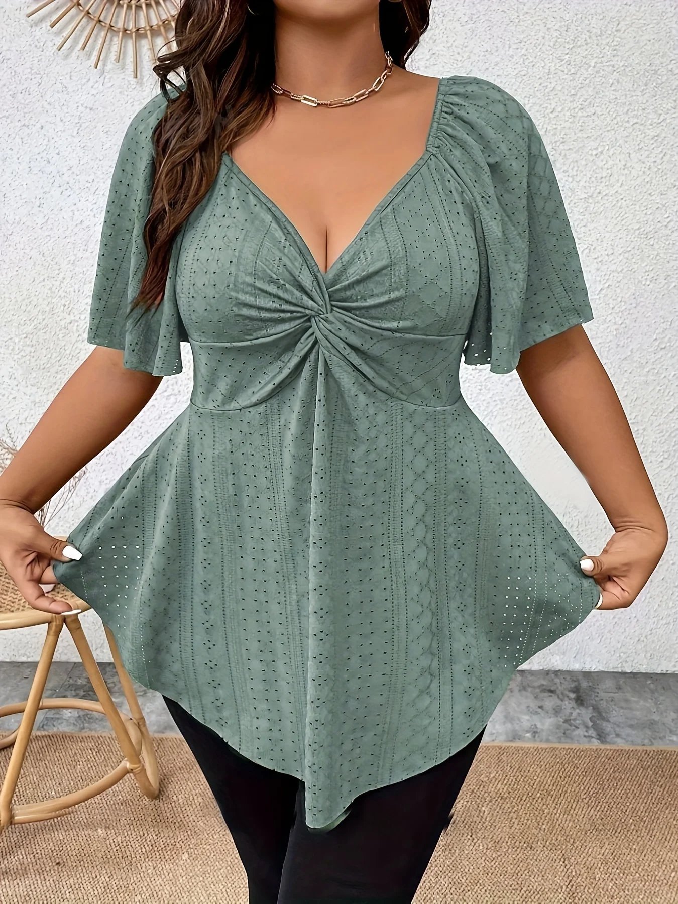 Grande taille élégant été t-shirt pour les femmes décontracté bureau dame solide courbe vêtements ample col en V hauts