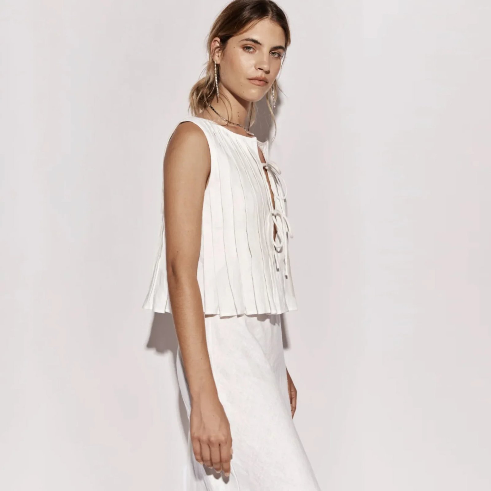Chemises à lacets avec nœud pour femmes, chemisiers plissés sans manches en coton et lin, ajourés, décontractés, blancs, nouvelle collection été 2024