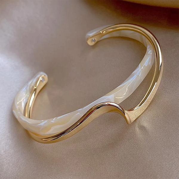 Bracelets de coquillages, métal courbé