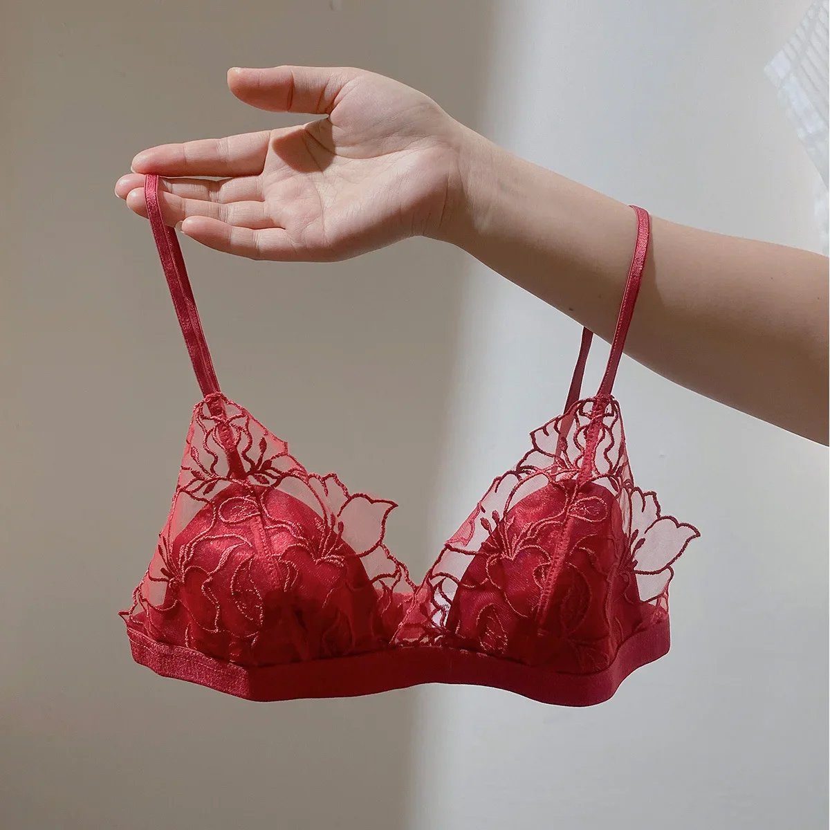 Lingerie en dentelle brodée sans armatures
