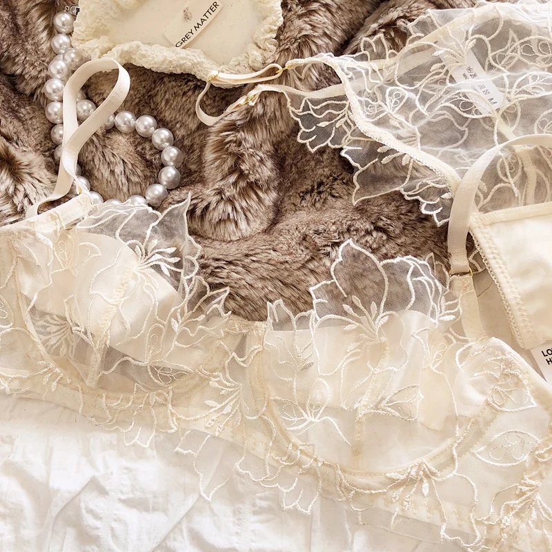 Ensemble de sous-vêtements en dentelle brodée de fleurs Ensemble de sous-vêtements en dentelle brodée de fleurs