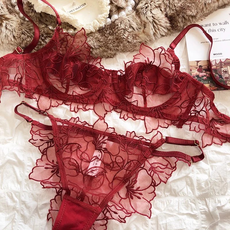 Ensemble de sous-vêtements en dentelle brodée de fleurs Ensemble de sous-vêtements en dentelle brodée de fleurs