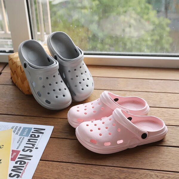 Crocs couleur pâle