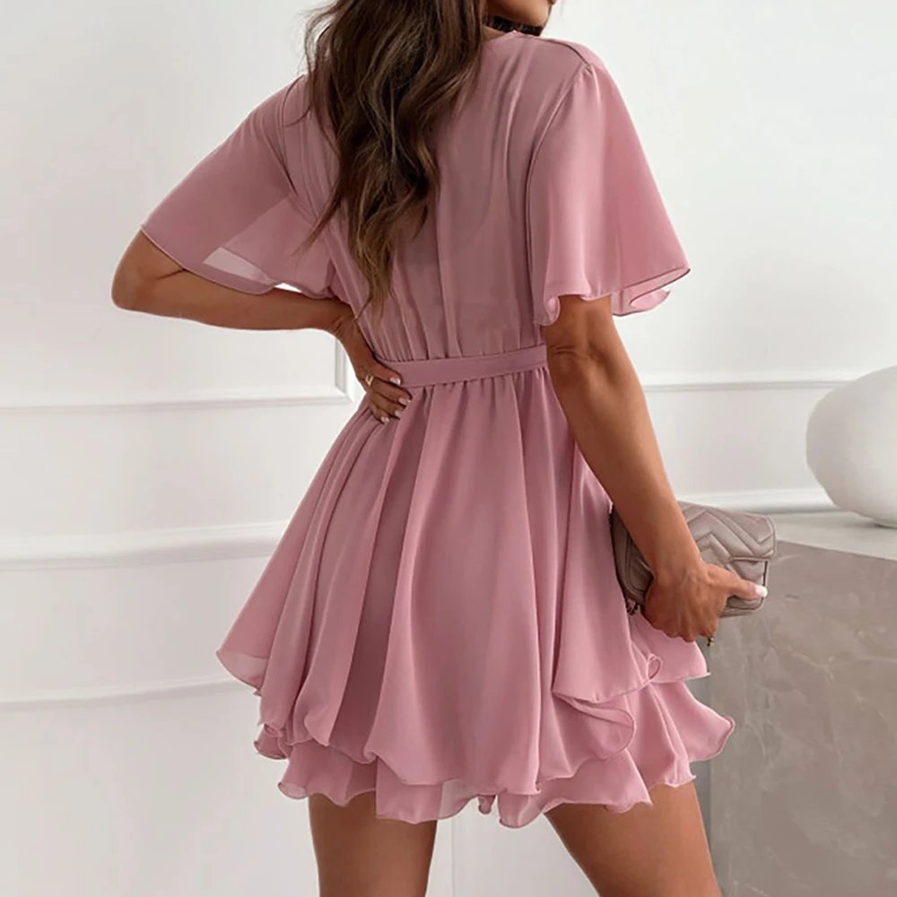 Robe blanche en mousseline de soie, manches courtes, coupe cintrée