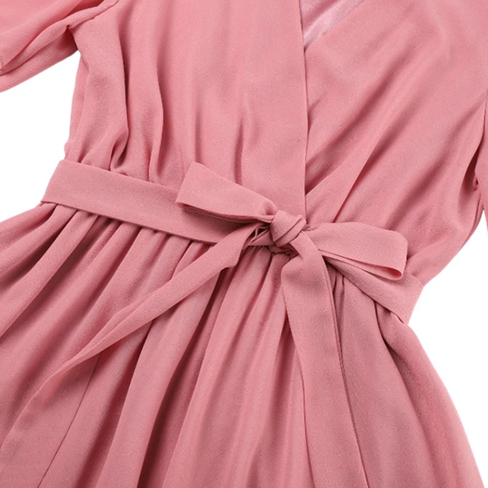 Robe blanche en mousseline de soie, manches courtes, coupe cintrée